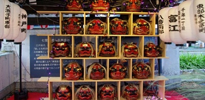 画像:獅子舞の顔が並んでいる様子
