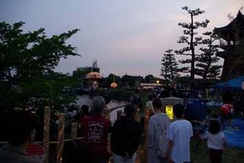 画像:薄暗くなったときのお祭りの様子