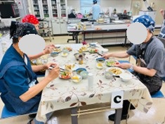画像:みんなで楽しく会食をする様子