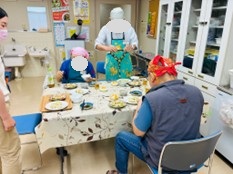 画像:自分たちで作った料理を味わう皆さんの様子