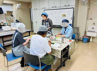 画像:それぞれの作業に取り組む参加者の皆さん
