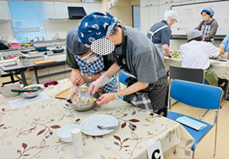 画像:共同作業をする参加者の皆さん