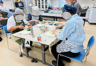 画像:みんなで作業をする参加者の皆さん