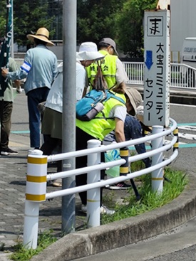 画像:歩道をきれいにする皆さんの様子