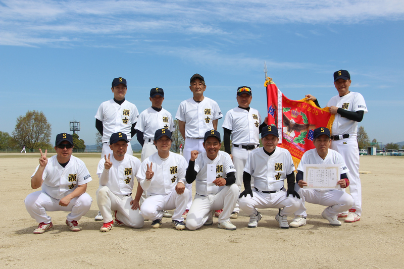優勝の瀬古学区チーム写真