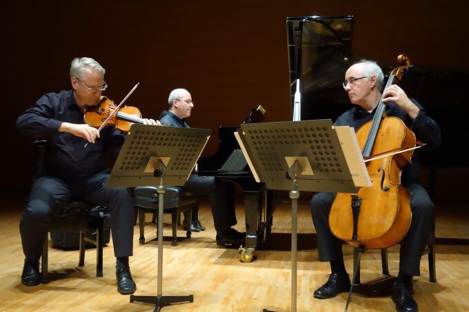 写真:ウィーン・フーゴ・ヴォルフ三重奏団が演奏する様子。