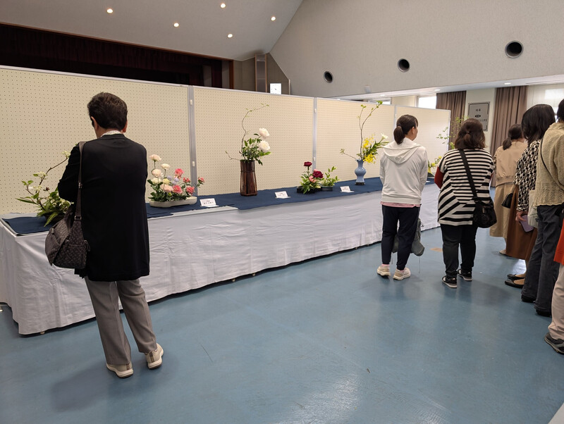 写真：お花を楽しむ来場者の様子