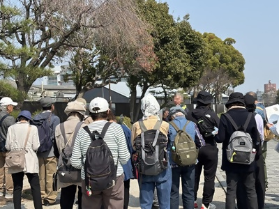 写真：道案内人とウォーキング参加者