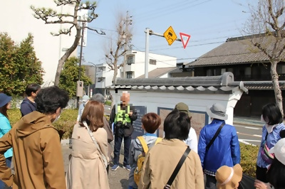写真：熱田史跡ガイドの説明の様子
