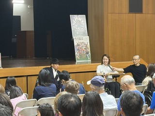 河原さんと関根さんがトークする様子。関根さんは笑顔。
