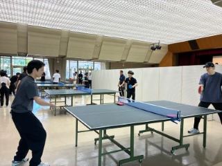 留学生と卓球をする参加者