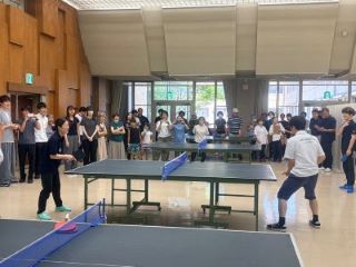 安藤さんと洪さんが卓球をしている写真