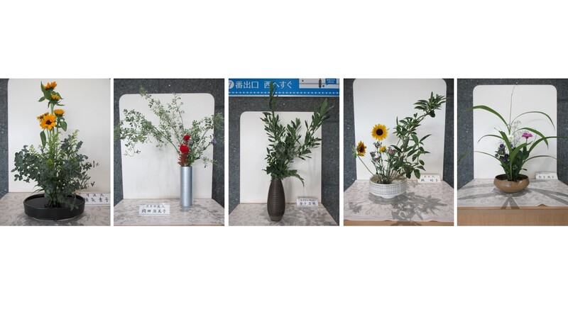 令和8年6月の心の花の写真。1.5つの黄色の花のいけ花。2.赤色の球状の花と、紫色と白色の小さな花のいけ花。3.黄色の花と白色の実のいけ花。4.紫色の花と、赤と白の2色グラデーションの花のいけ花。5.白色と紫色の大きな花と、白色の小さな花、紫色の小さな花のいけ花。