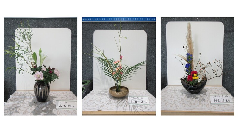 令和8年9月の心の花の写真。1.薄ピンク色の2つの大きな花と、白色の花と、小さな葉のいけ花。2.ピンク色の小さな花と、左右に広がる細長い葉のいけ花。3.赤色の花と、青色の花と、黄色の球状の花と、赤い小さな実をつけた枝のいけ花。