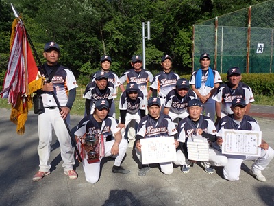 優勝チームの集合写真
