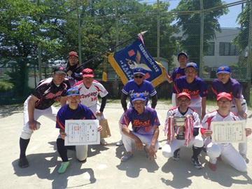 優勝した野並学区チームの写真