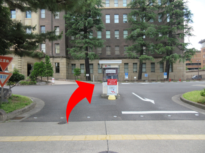 市役所本庁舎西側の出入り口から充電設備までの順路を説明する画像です