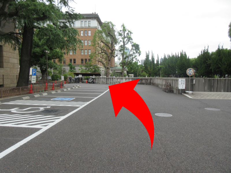 市役所本庁舎駐車場に設置した充電設備の写真です