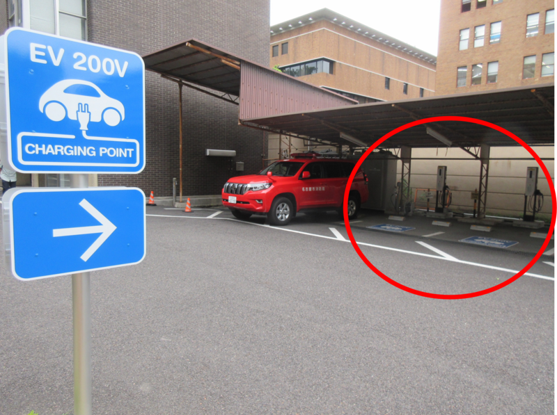 市役所本庁舎駐車場に設置した充電設備の写真です