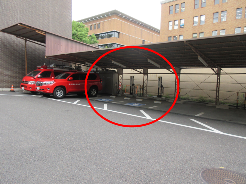 市役所本庁舎駐車場に設置した充電設備の写真です
