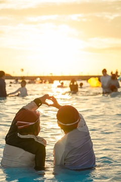 写真：サマーキャンプに参加して海で夕陽を見る子どもたち