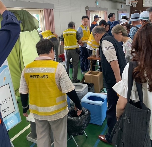 環境事業所及び防災サポーター天白でぃぷりによる災害時トイレ説明の写真