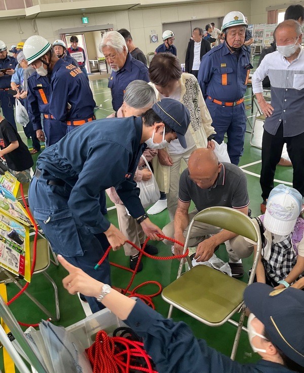 警察署によるロープワーク説明の写真