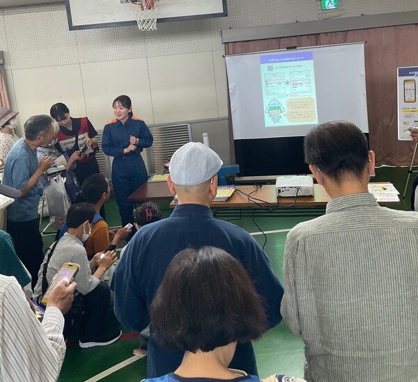 区役所による防災アプリを使用した説明の写真