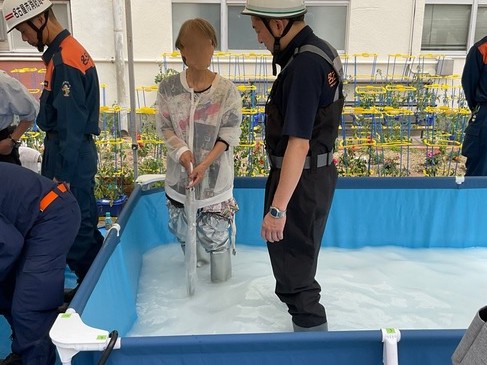 消防署による冠水道路歩行訓練の写真