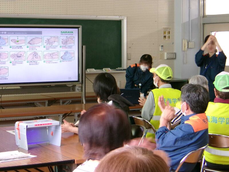 災害時の健康管理について話を聞く様子