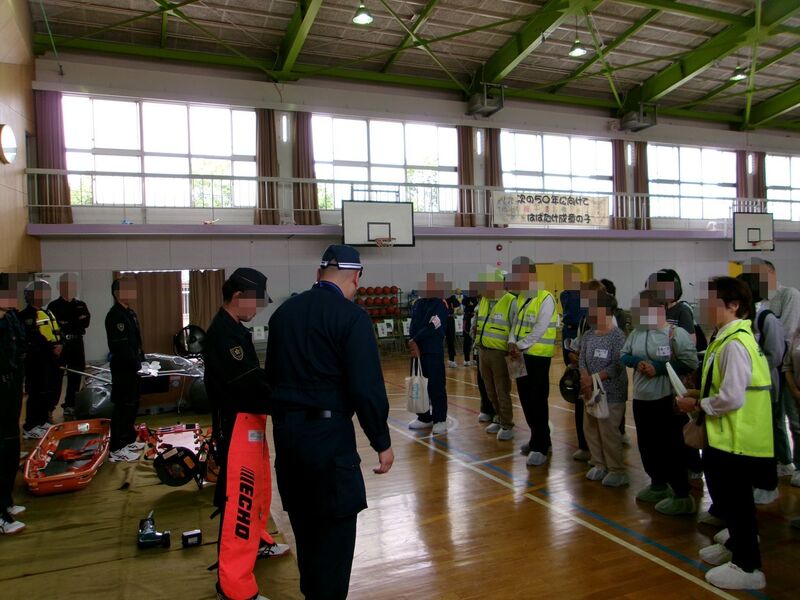 港警察署による資機材紹介の様子