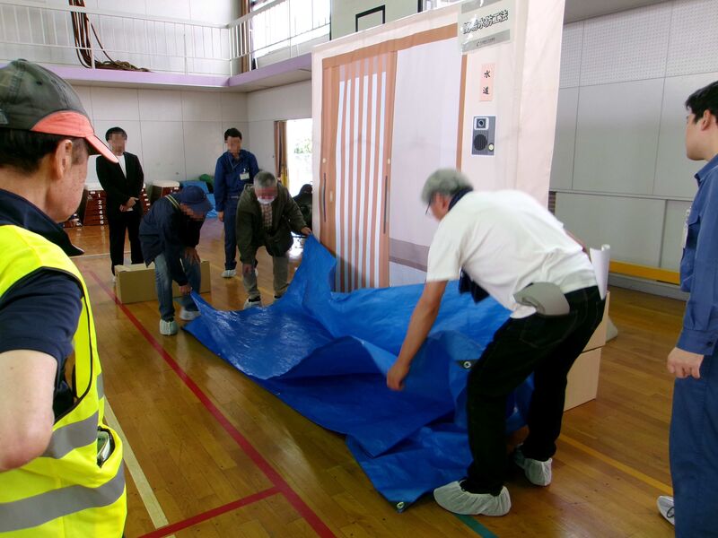 水のうを作り簡易的な水防工法を行う様子