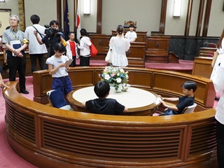 議場見学の様子の写真