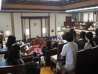 本会議を傍聴する様子の写真