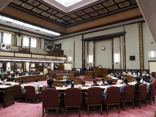 議場についての説明などを聞く様子の写真