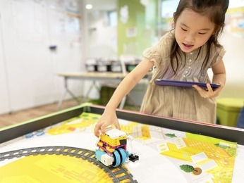 写真:わくわくロボットプログラミング体験でレスキューロボを手にする子ども