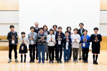 写真:全国選抜小学生プログラミング大会愛知県大会の前大会でトロフィーをもらった子どもたち