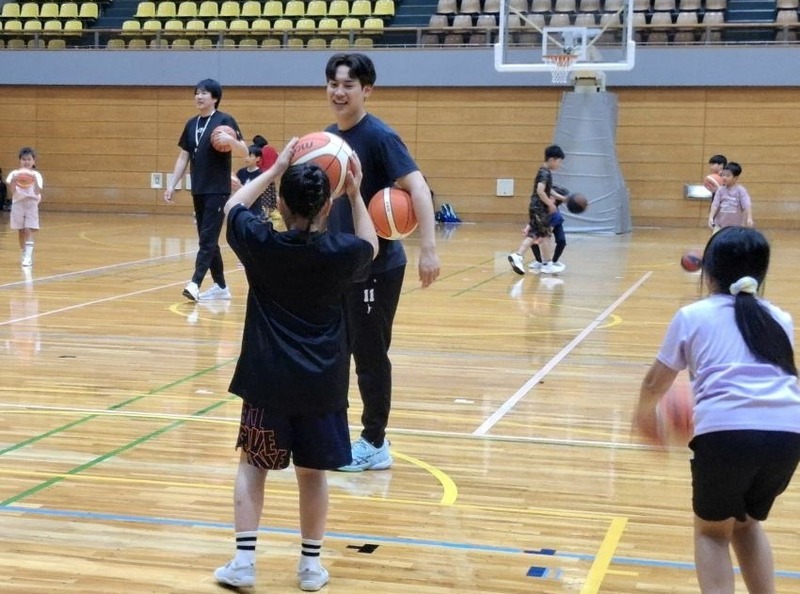 写真:選手から指導を受けている様子1
