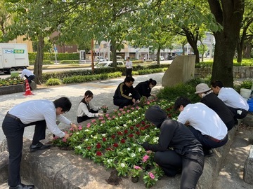 写真：名古屋観光ホテルの皆さまが花を植えている様子