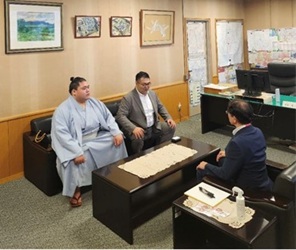 画像：区長室で談笑している様子