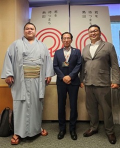 画像：3人で記念撮影の様子