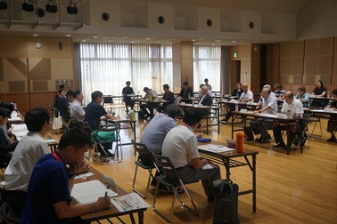画像：話をする大宝学区委員長の様子