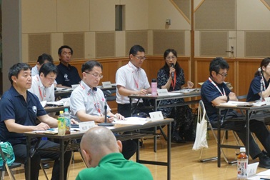 画像：話をする総務課長