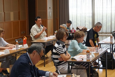 画像：話をする宮宿会の大矢さん