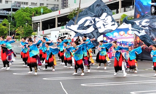 画像:どまつりに参加したチームの力強い演技の様子