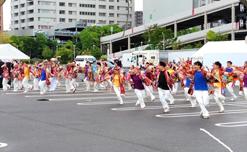 画像:どまつりに参加したチームのすばらしい演舞の様子
