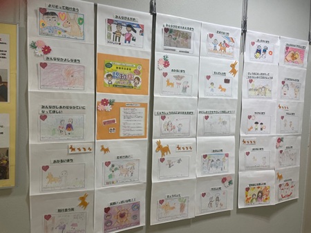 画像:壁に掲示した子ども達がかいた絵