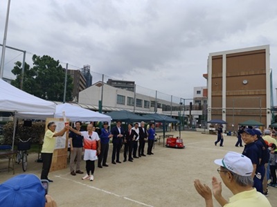 画像:拍手で迎えられる林議長の様子