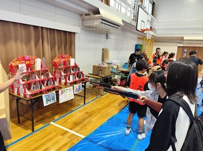 画像:縁日のブースで楽しむ子どもたちの様子