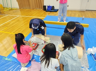 画像:救命講習を受ける子どもたちの様子
